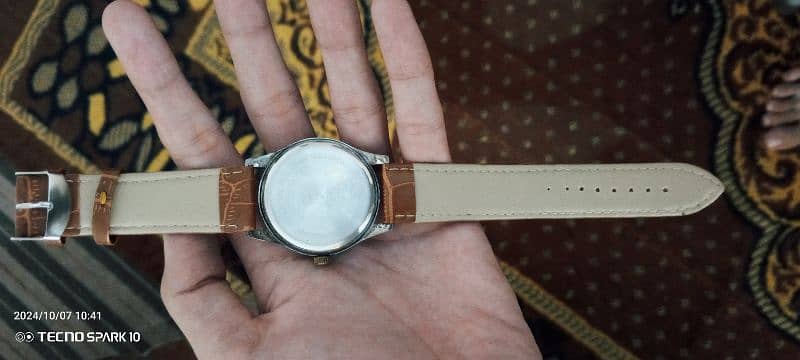 Binbond watch. . 2 straps chain also 4