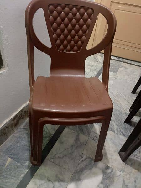 plastic ki chair hai 0