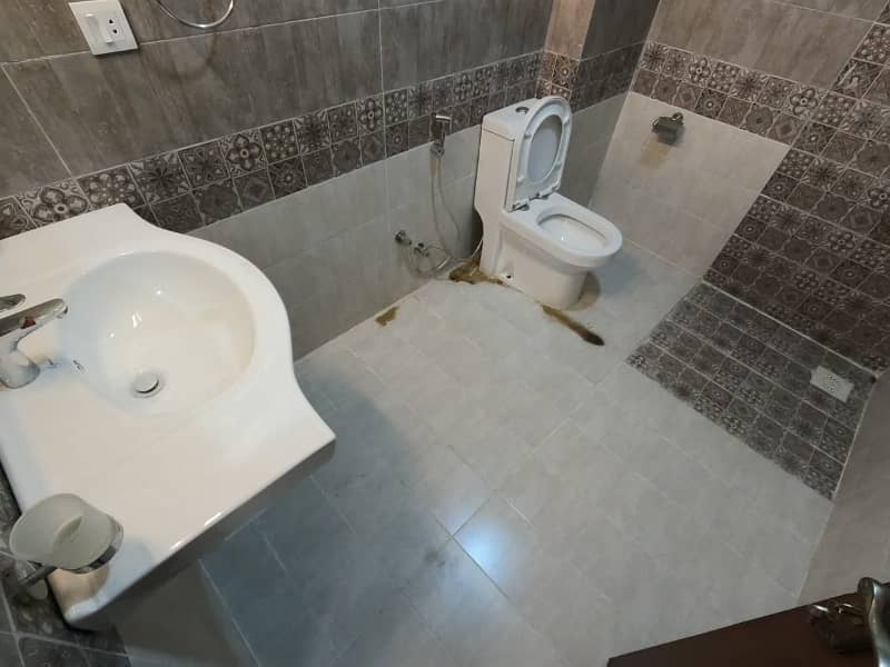 3300 Square Feet Flat For Sale In Askari 5 - Sector J 11