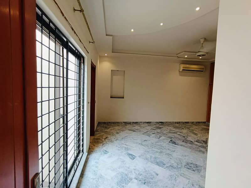 01 KANAL BEAUTIFULL FULL HOUSE AVAILABLE FOR RENT IN DHA PHASE 3, LAHORE 2