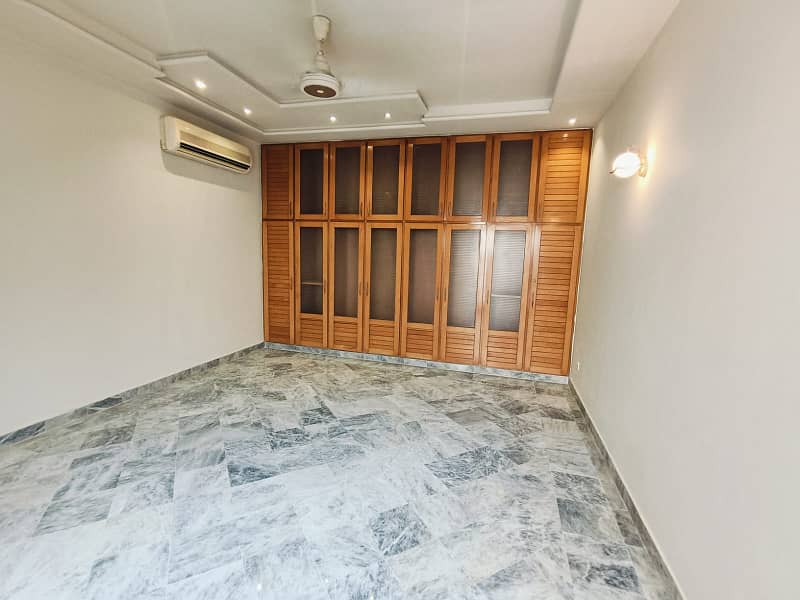 01 KANAL BEAUTIFULL FULL HOUSE AVAILABLE FOR RENT IN DHA PHASE 3, LAHORE 3