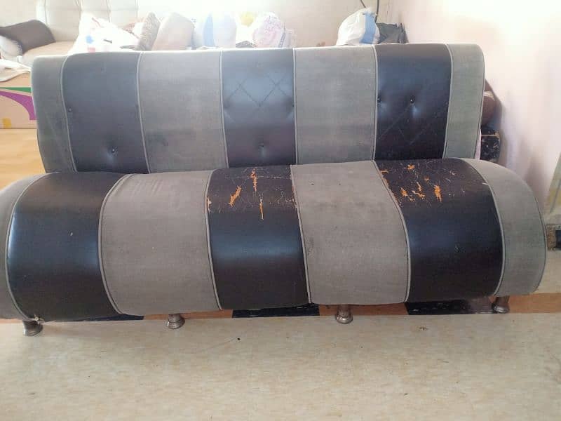 3 seater sofa in running condition 0