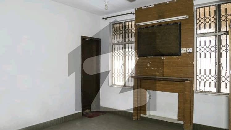 1 Kanal Upper Portion Available For Rent Phase 1 D Block 4