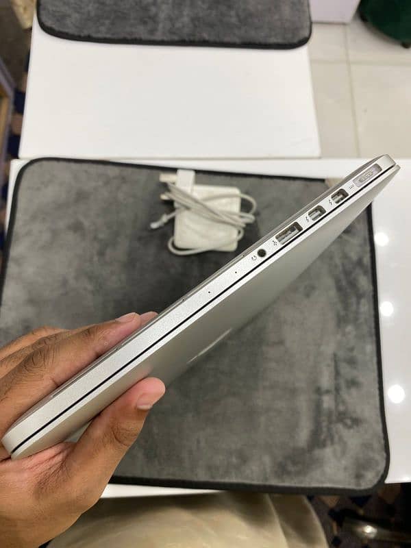 Macbook Pro
13.3 inch
Retina Display
8 GB Ram
256 GB memory 1