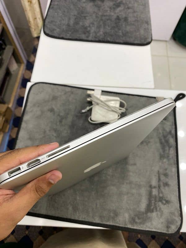 Macbook Pro
13.3 inch
Retina Display
8 GB Ram
256 GB memory 2