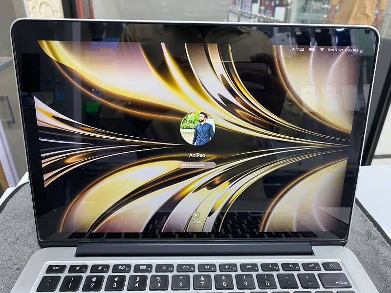 Macbook Pro
13.3 inch
Retina Display
8 GB Ram
256 GB memory 7