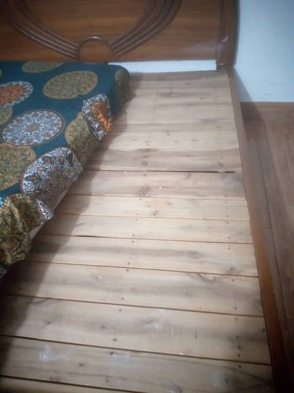 queen size bed without mattress in very good condition 3