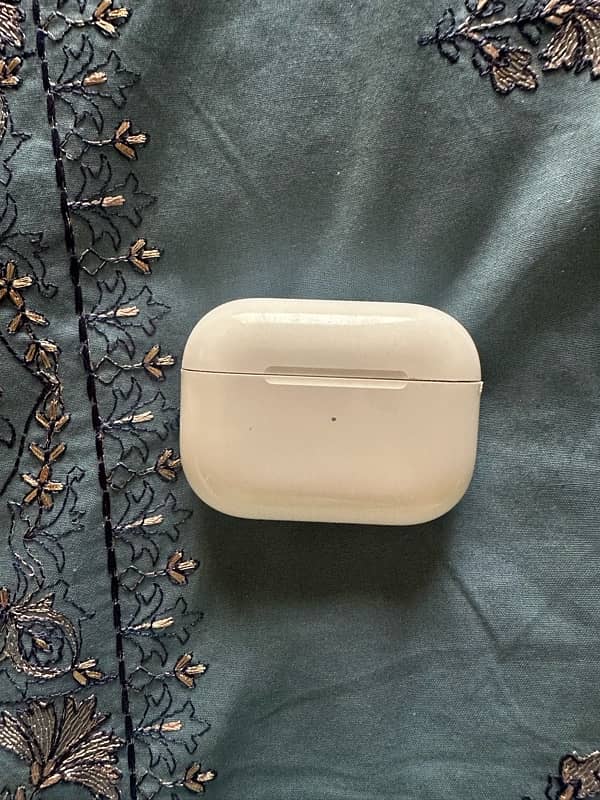 Apple airpods pro (Gen 1) 4