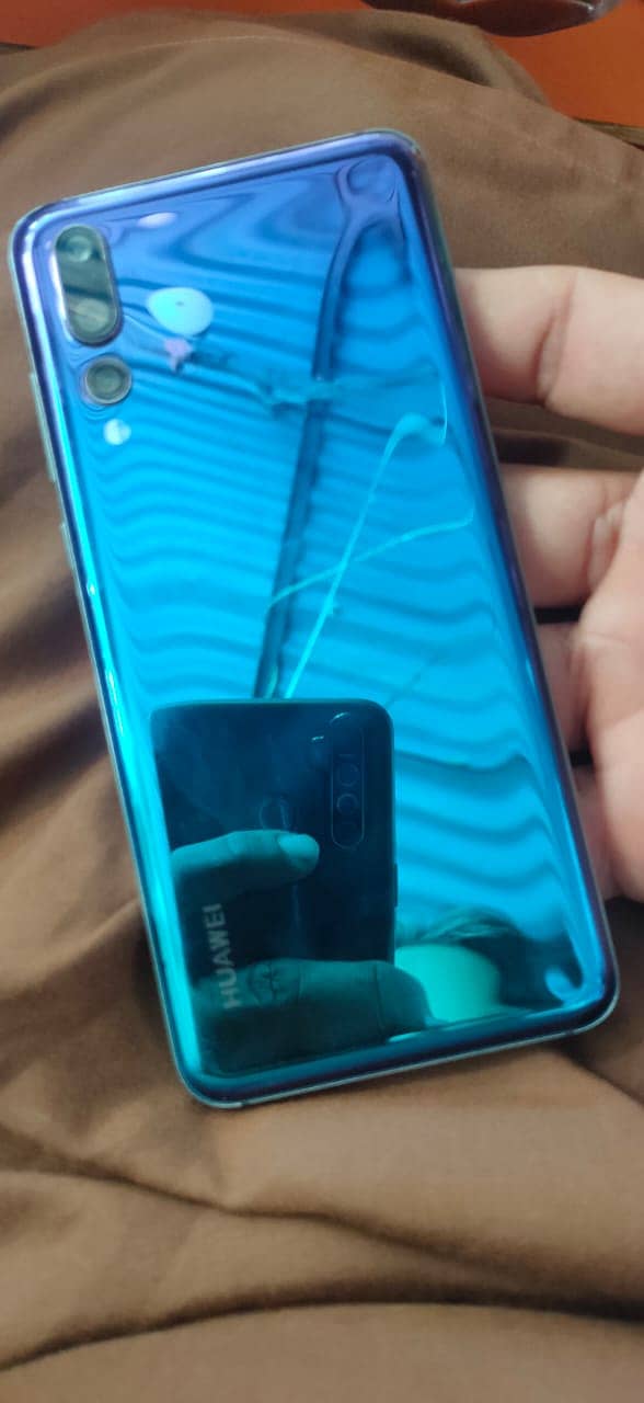 Huawei p20 pro. Urgent sell 10 by 10 condetion 5