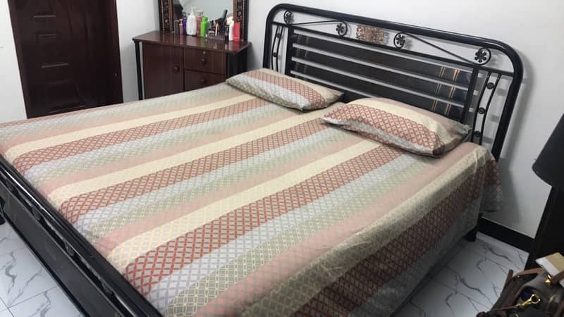 iron bed king size in good condition 2