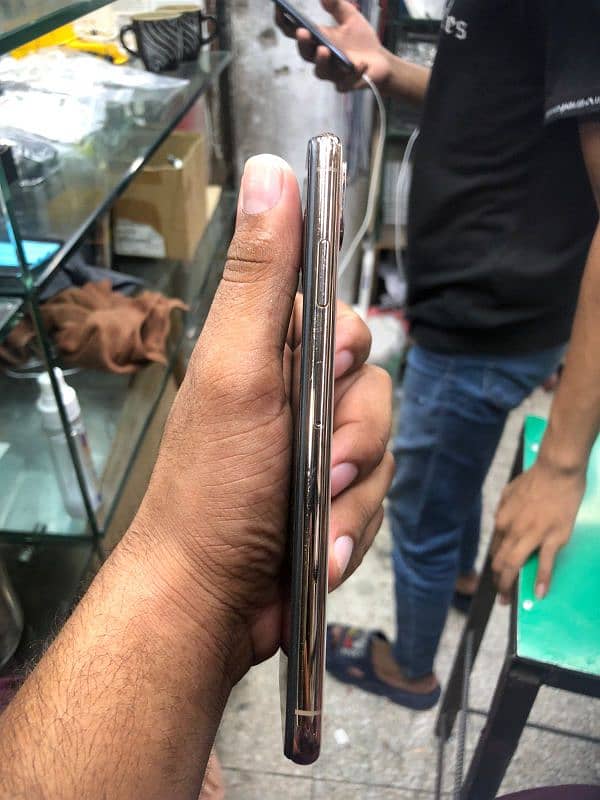 iPhone Xs max ( Non PTA ) 2