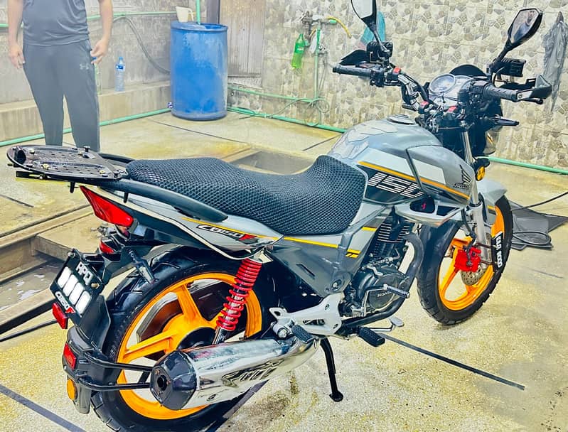 Honda CBR 150R 2023 4