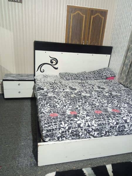 wood bed and good condition argent sale bad 2 side table and dressing 3