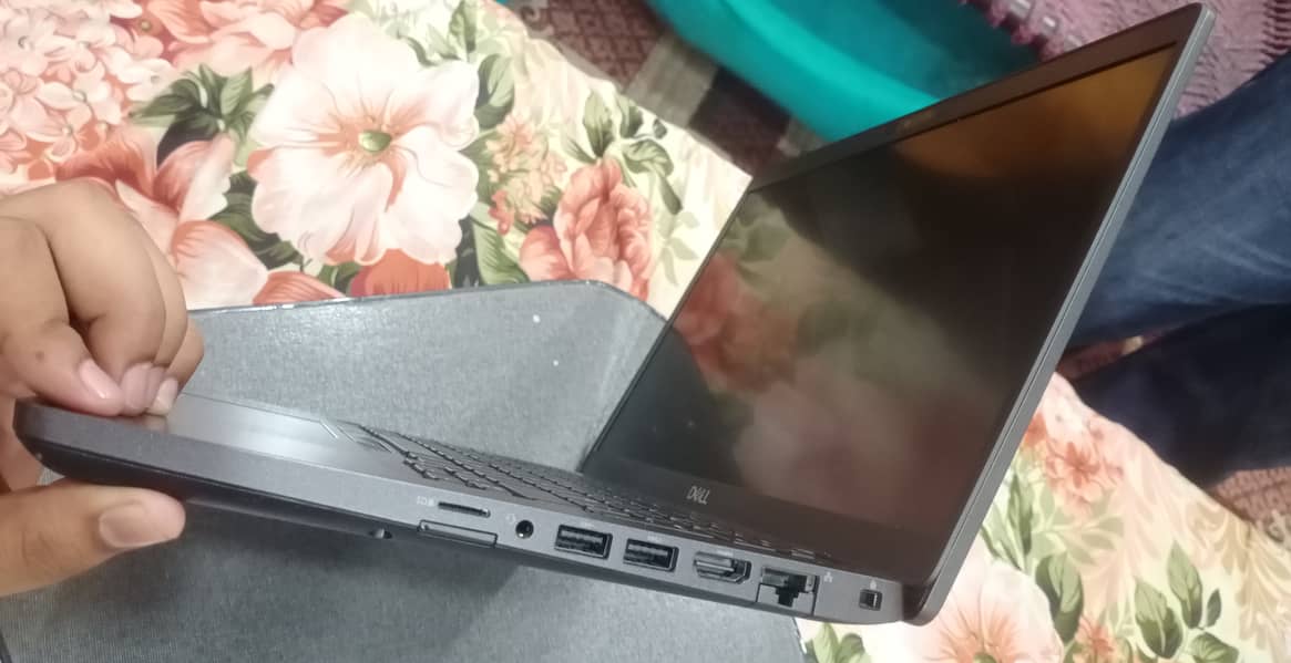 Dell 5400 laptop in Good condition 1