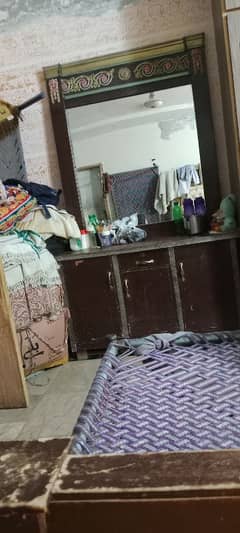 bed dressing  2side tables aik sheeshy ki table bh hai 0