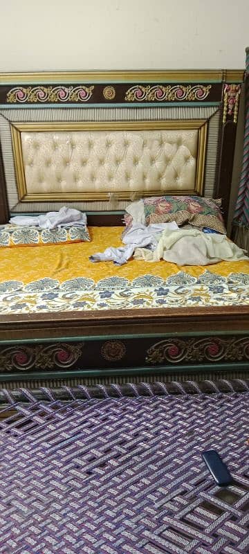 bed dressing  2side tables aik sheeshy ki table bh hai 2