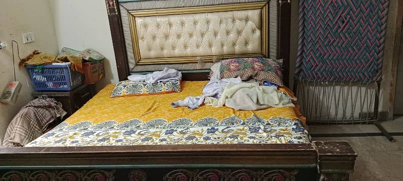 bed dressing  2side tables aik sheeshy ki table bh hai 3