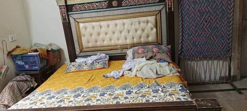 bed dressing  2side tables aik sheeshy ki table bh hai 4