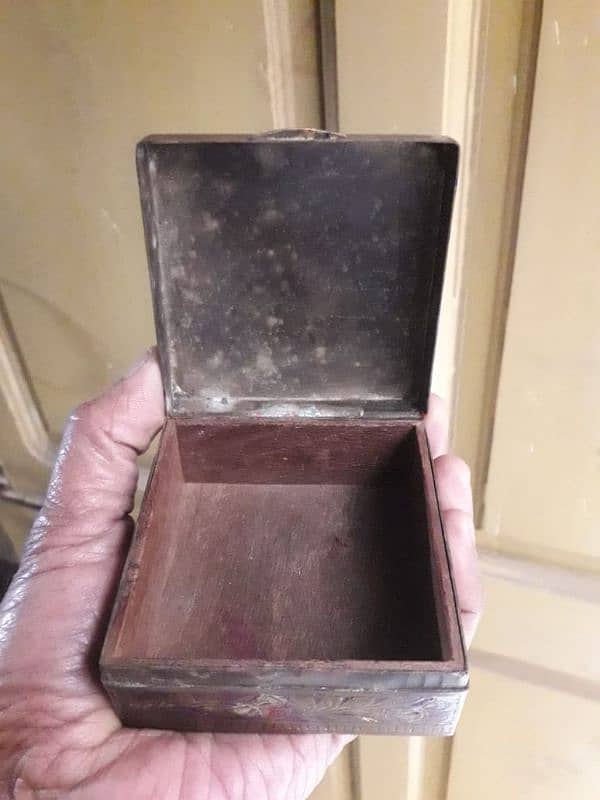 old antique fashion bueaty box 1