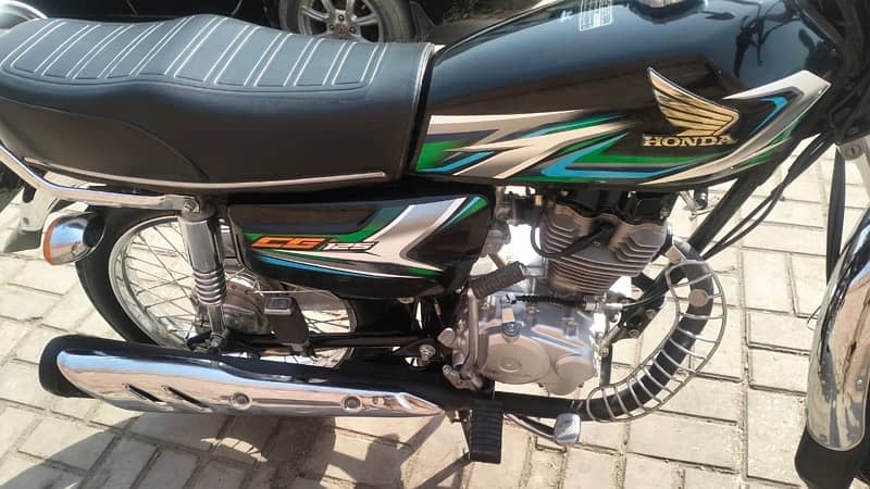 Honda CG 125 only 5822 kilometres use all documents available 1