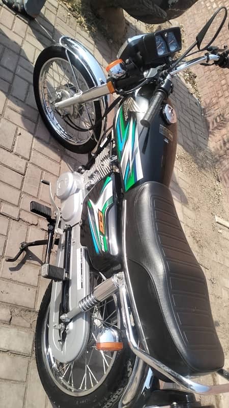 Honda CG 125 only 5822 kilometres use all documents available 3