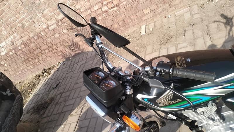 Honda CG 125 only 5822 kilometres use all documents available 4