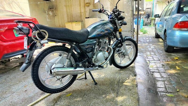 Gs 150 SE , black color in good condition 2