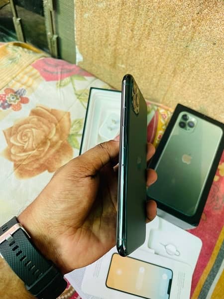 iPhone 11 Pro Max (256gb)urgent Sale. 0/3/1/2/4/2/5/2/7/5/7 10