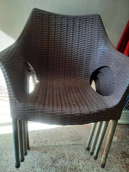 4 Plastic chairs with table in good condition 0