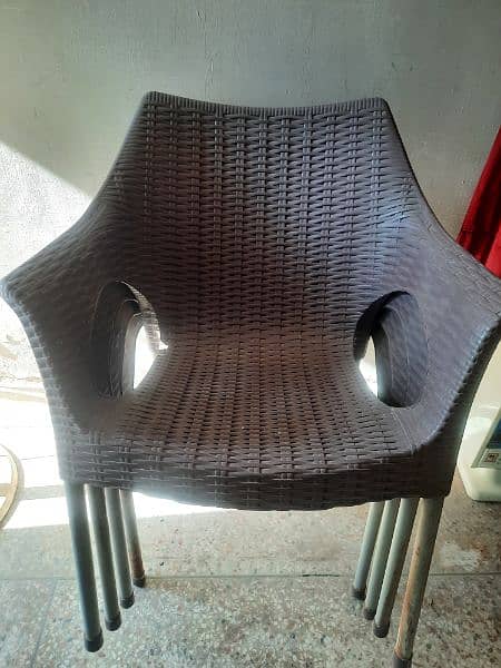 4 Plastic chairs with table in good condition 1