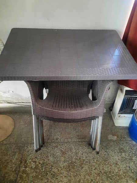 4 Plastic chairs with table in good condition 3