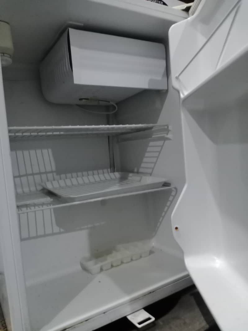 HAIER MINI BED ROOM SIZE FRIDGE 0