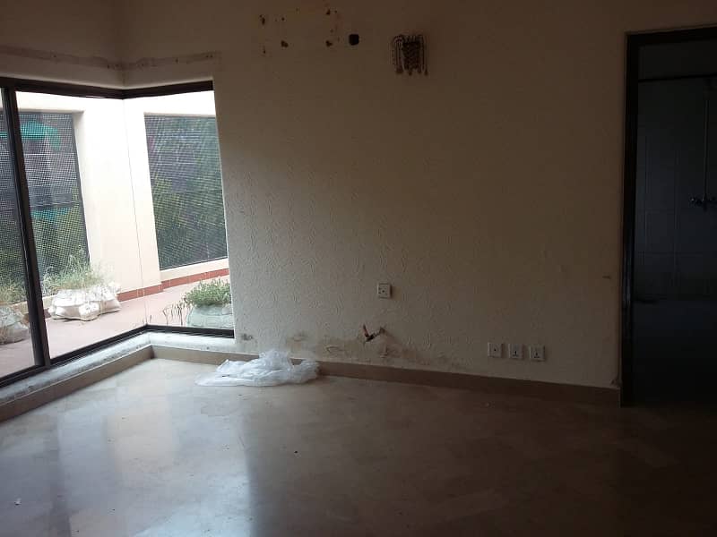 Corner Old Solid Constructed 4 Bedroom house near to Ghazi Road and Commercial 4