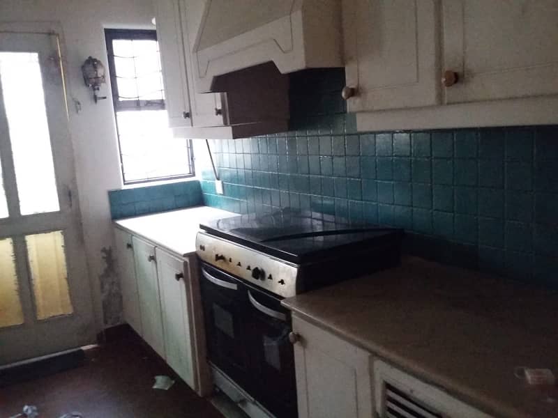 Corner Old Solid Constructed 4 Bedroom house near to Ghazi Road and Commercial 7