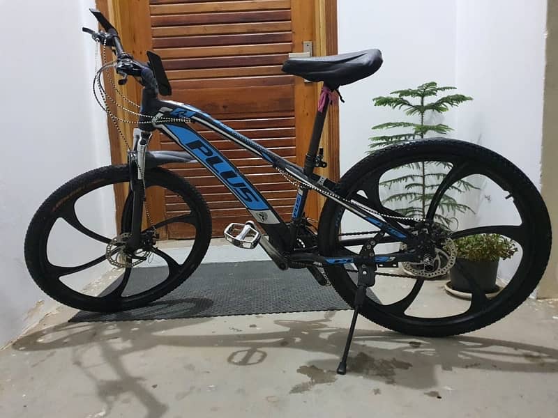 Imported bicycle in very good condition with alloy rims 0