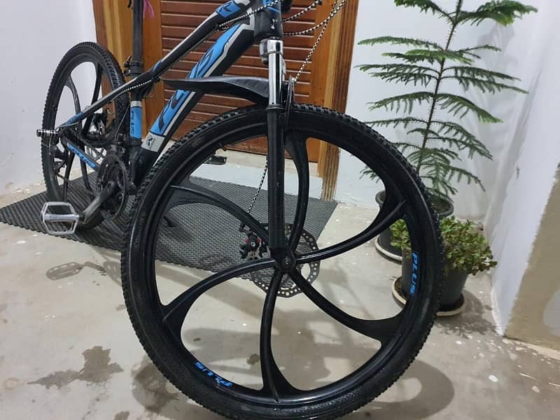 Imported bicycle in very good condition with alloy rims 5