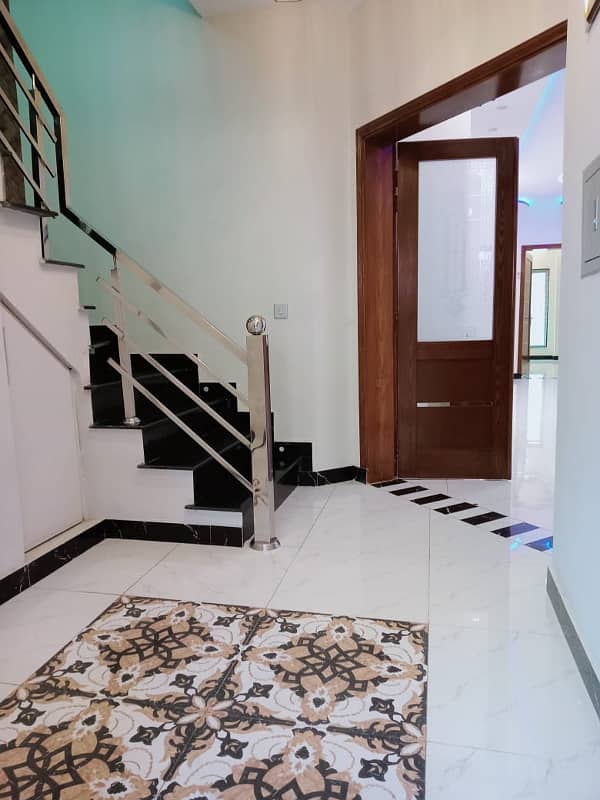 MODERN DESIGN 10 MARLA HOUSE FOR SALE IN GOOD LOCATION OF BAHRIA TOWN LAHORE 3