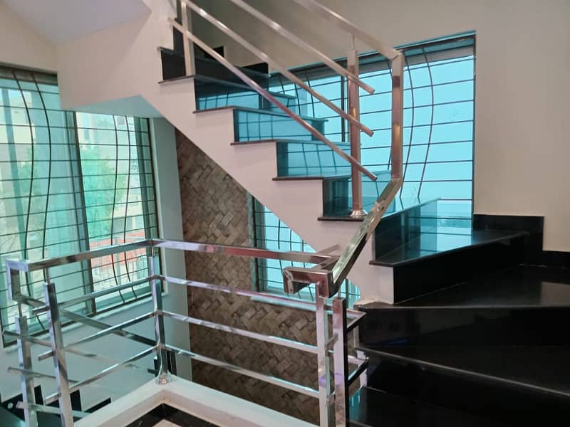 MODERN DESIGN 10 MARLA HOUSE FOR SALE IN GOOD LOCATION OF BAHRIA TOWN LAHORE 28