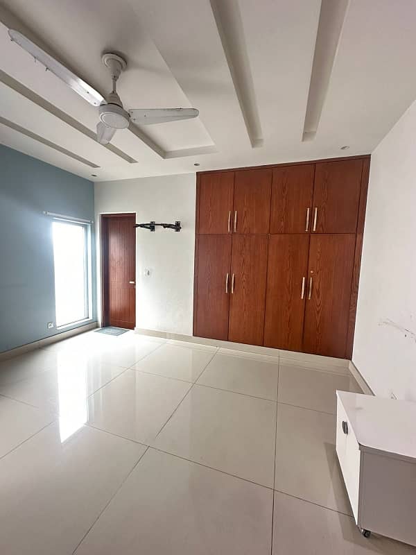 1 Kanal Beautiful House For Rent Near Park 6