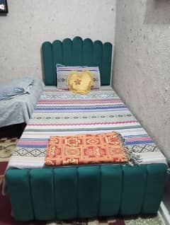 Single cushion bed