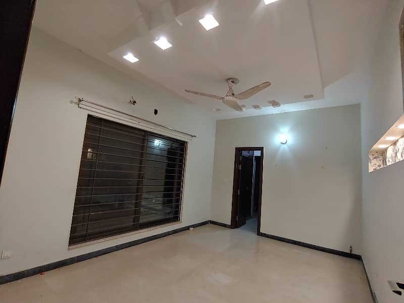 20 Marla House For Rent Walking Distance From Main Canal Road Near All Facilities With Besment 3