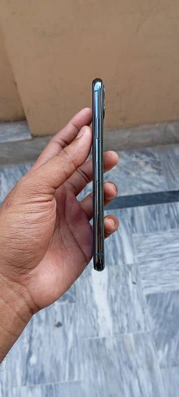 I Phone 11 Pro Max I Cloud Locked Mobile Display May Nishan B Hai! 7