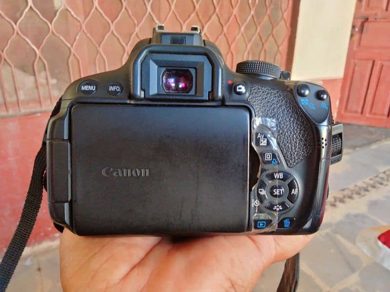 CANON 700D WITH 18-55MM & WITH BAG CHARGER 2 BATTERY BELT 3