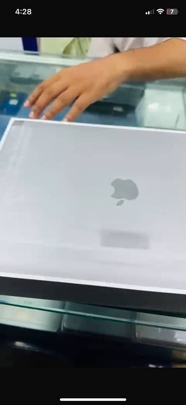 Macbook Air 2020  16 GB RAM  256 GB SSD  2 cycle count 1