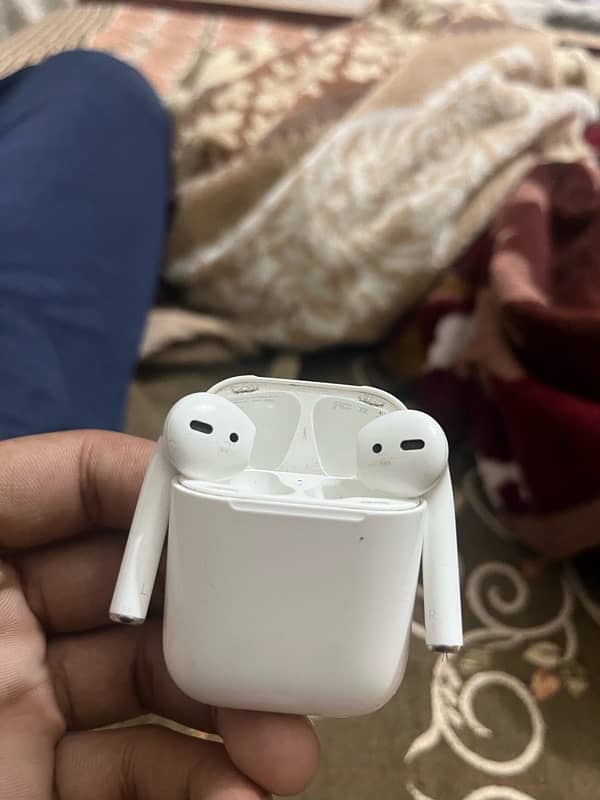 apple gen 2 airpod 1