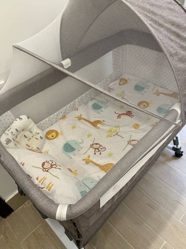 baby bassinet/cot A1 condition 4