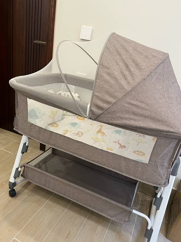 baby bassinet/cot A1 condition 6