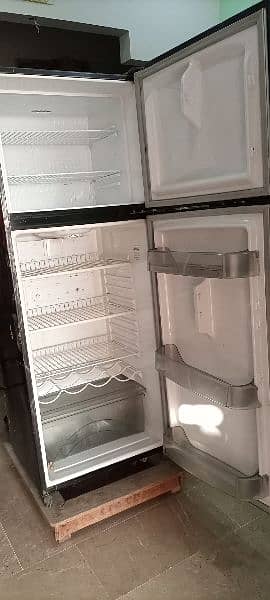 I am selling medium freezer 10/9 mint condition only 80k 1