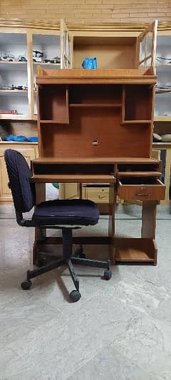 A NICE AND CLEAN COMPUTER TABLE WITH CHAIR