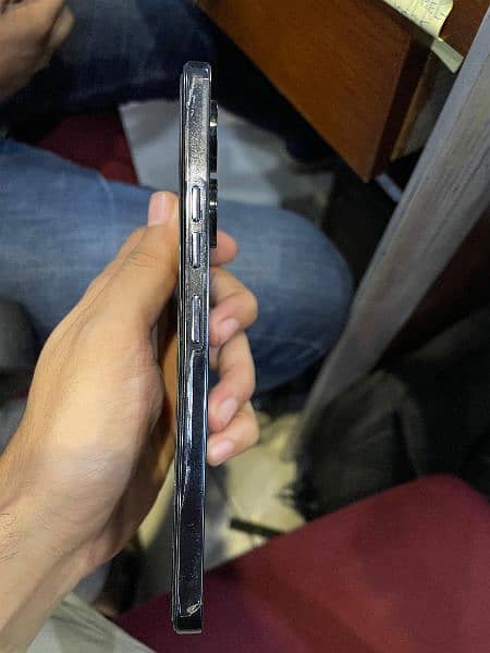 Tecno camon 20. back per bhi plastic lagi he, koi Screcht nahi he 2